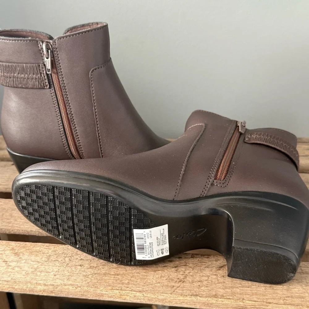 NEW Clarks Emily 2 Holly Ankle Leather Boots Womens‎ 6.5M Brown A28
